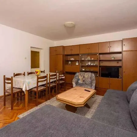 Four-bedroom In Ii Apartment *