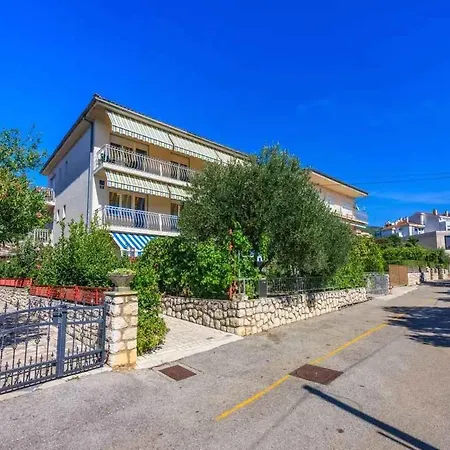 Four-bedroom In Ii Apartment *
