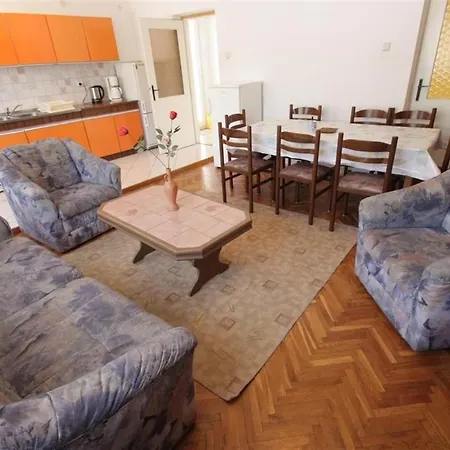 Four-bedroom In Ii Apartment *